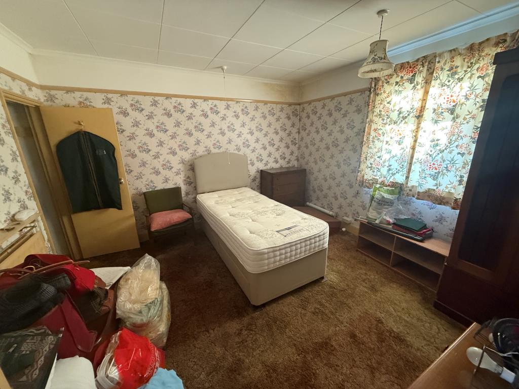 Lot: 118 - TWO-BEDROOM MID-TERRACE HOUSE FOR IMPROVEMENT - Main bedroom